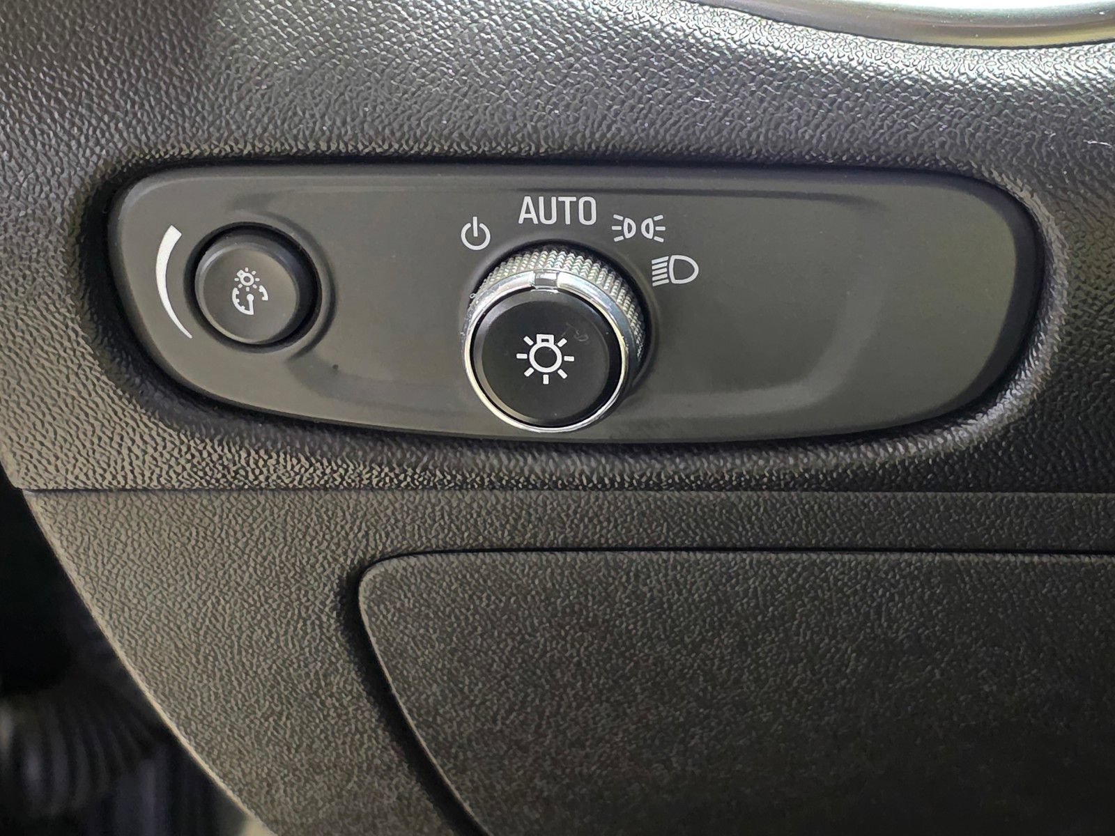 Used 2017 Chevrolet Malibu Premier w/ Premier Sun and Wheel Package FWD image 34