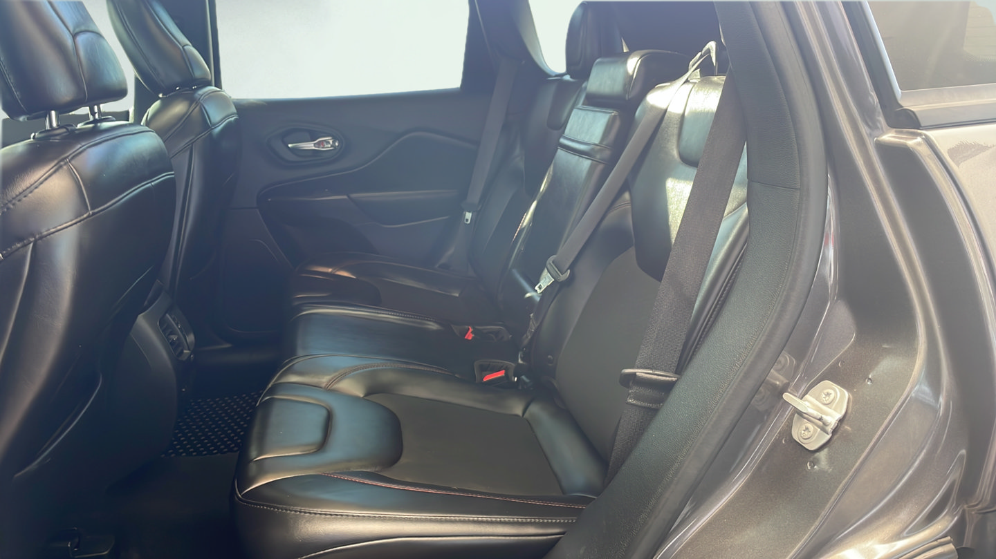 Used 2019 Jeep Cherokee Trailhawk w/ Comfort/Convenience Group AWD/4WD image 11