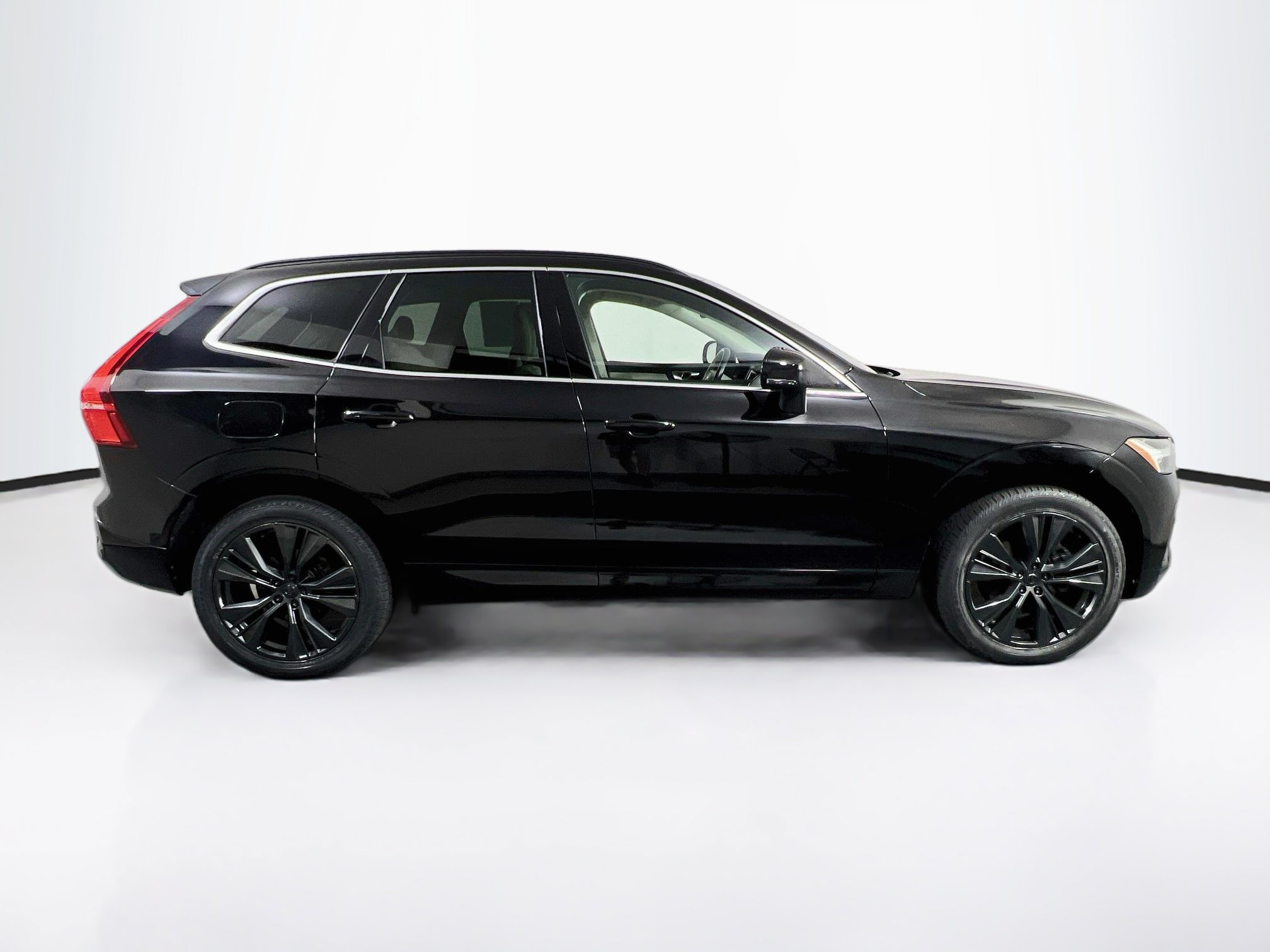 Used 2022 Volvo XC60 B5 Momentum w/ Climate Package AWD/4WD image 4