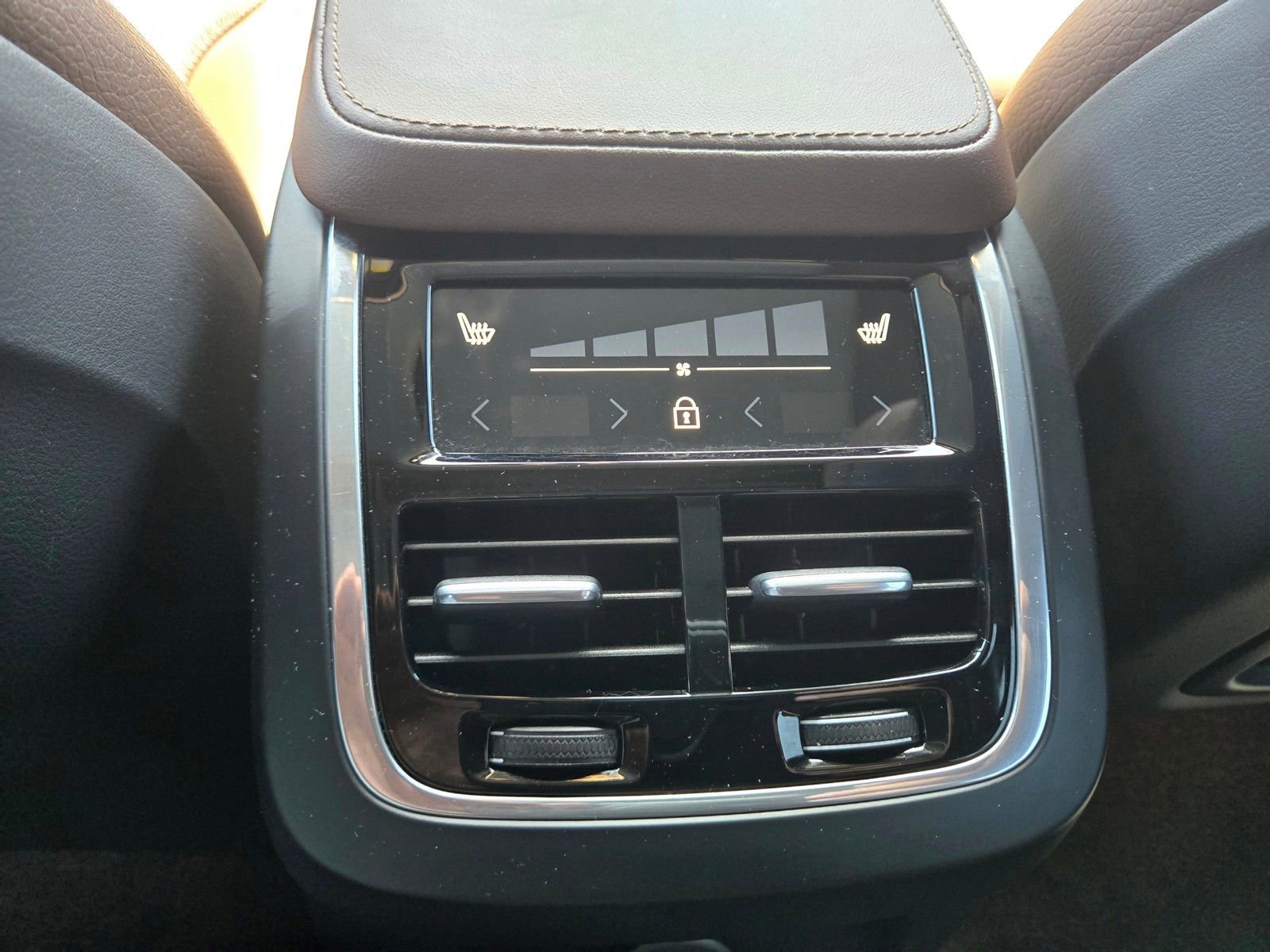 Certified 2024 Volvo XC90 T8 Plus AWD/4WD image 14