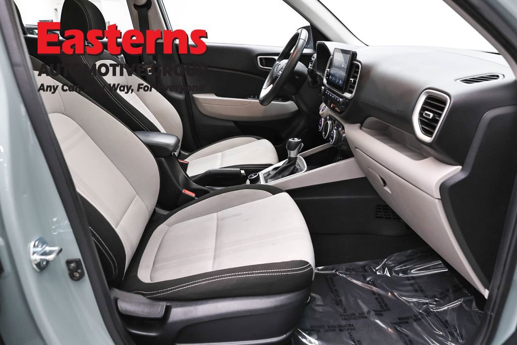 Used 2025 Hyundai Venue SEL FWD image 25