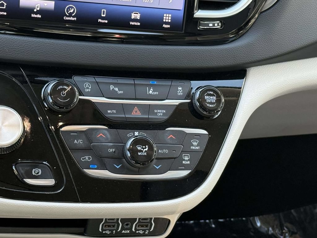 Used 2024 Chrysler Pacifica Touring-L FWD image 21