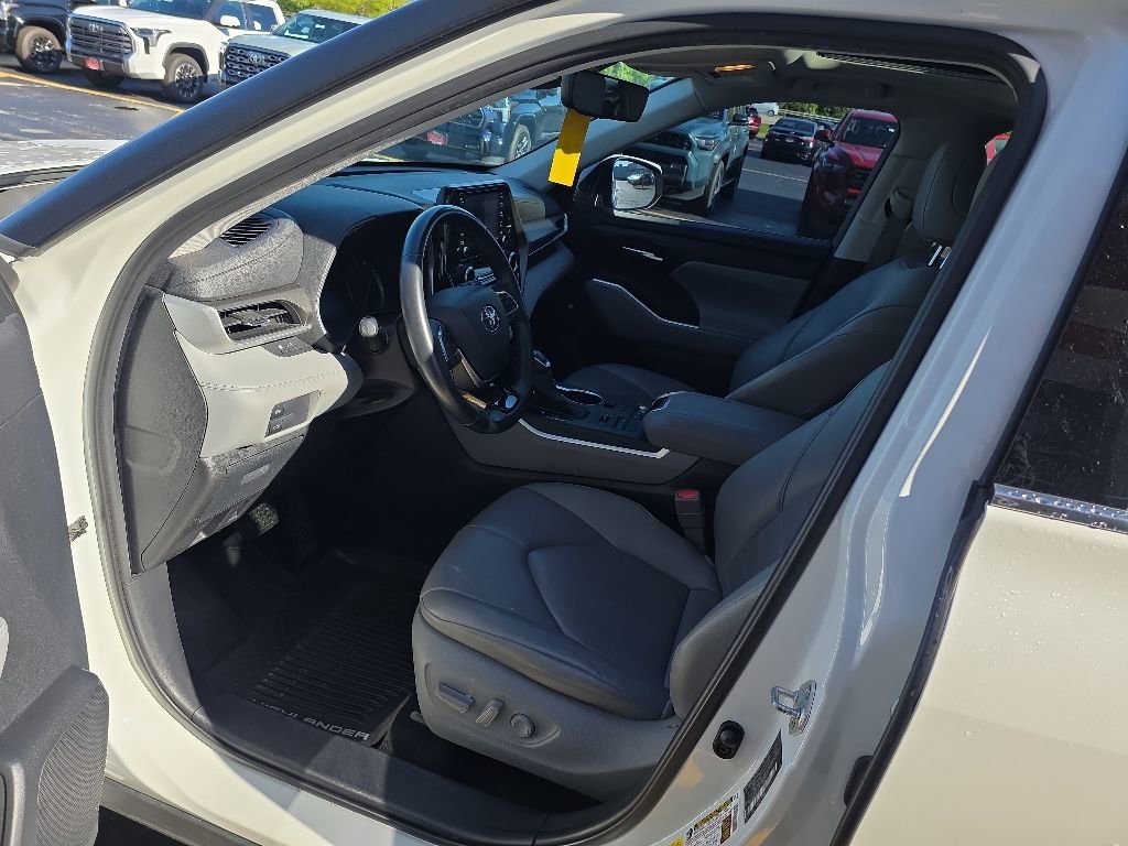 Used 2020 Toyota Highlander XLE AWD/4WD image 16