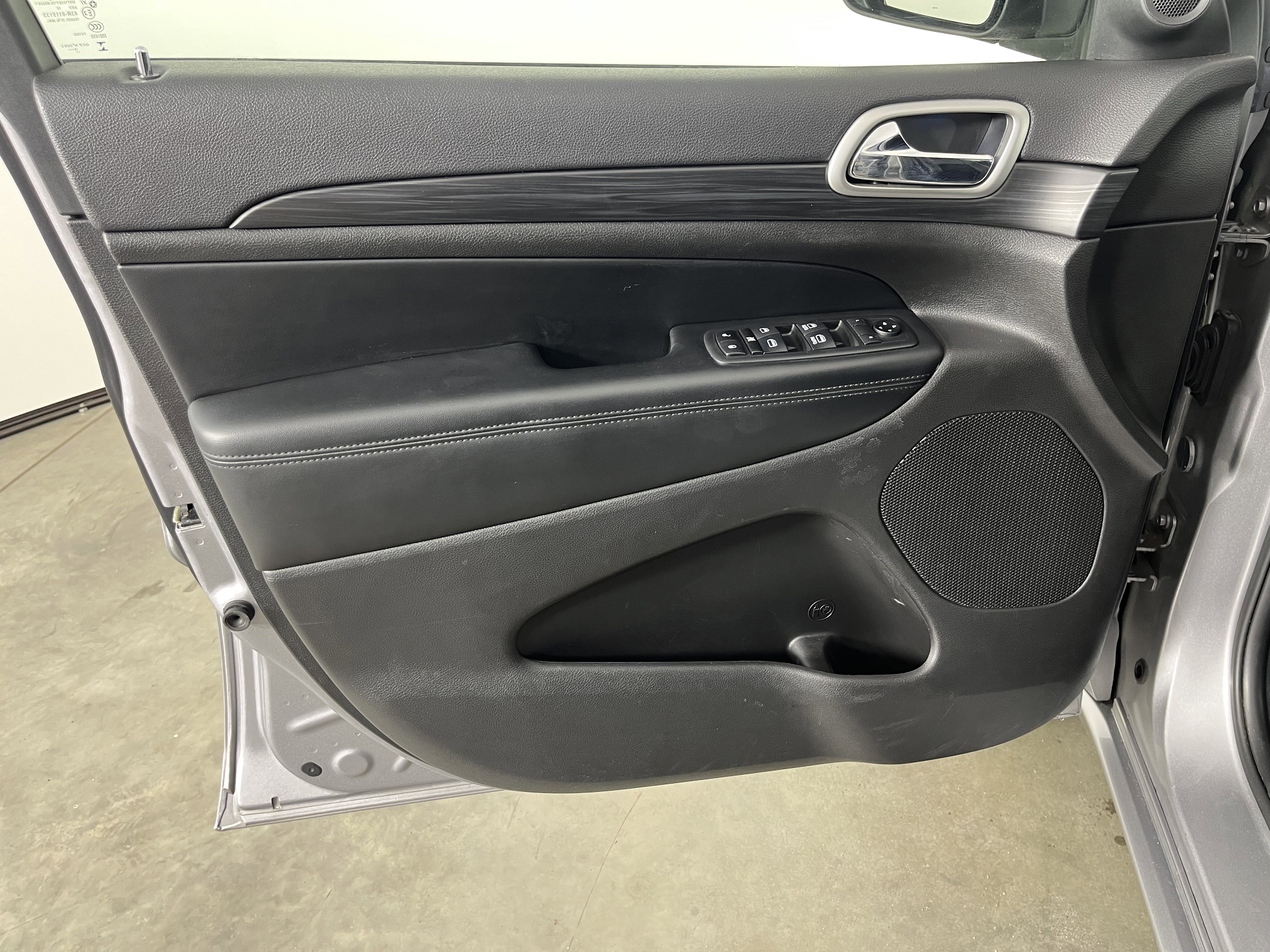 Used 2020 Jeep Grand Cherokee Altitude AWD/4WD image 17