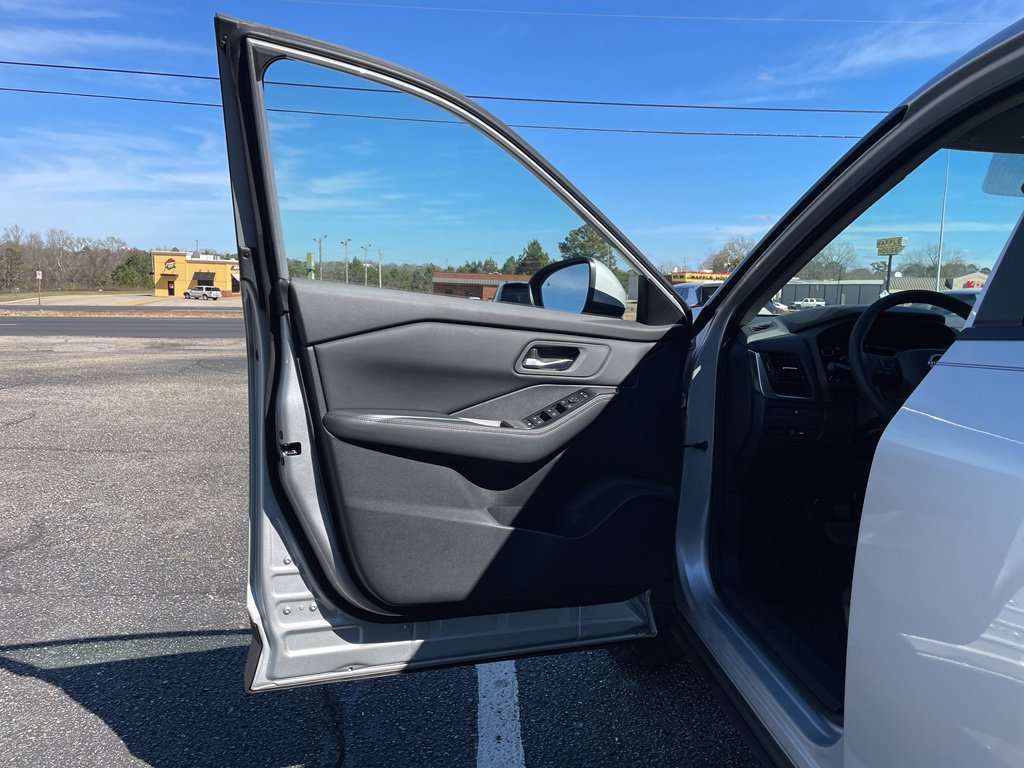 Certified 2025 Nissan Rogue SV image 8