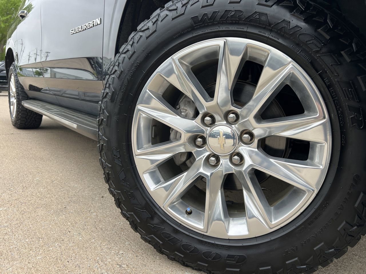 Used 2023 Chevrolet Suburban Premier image 8