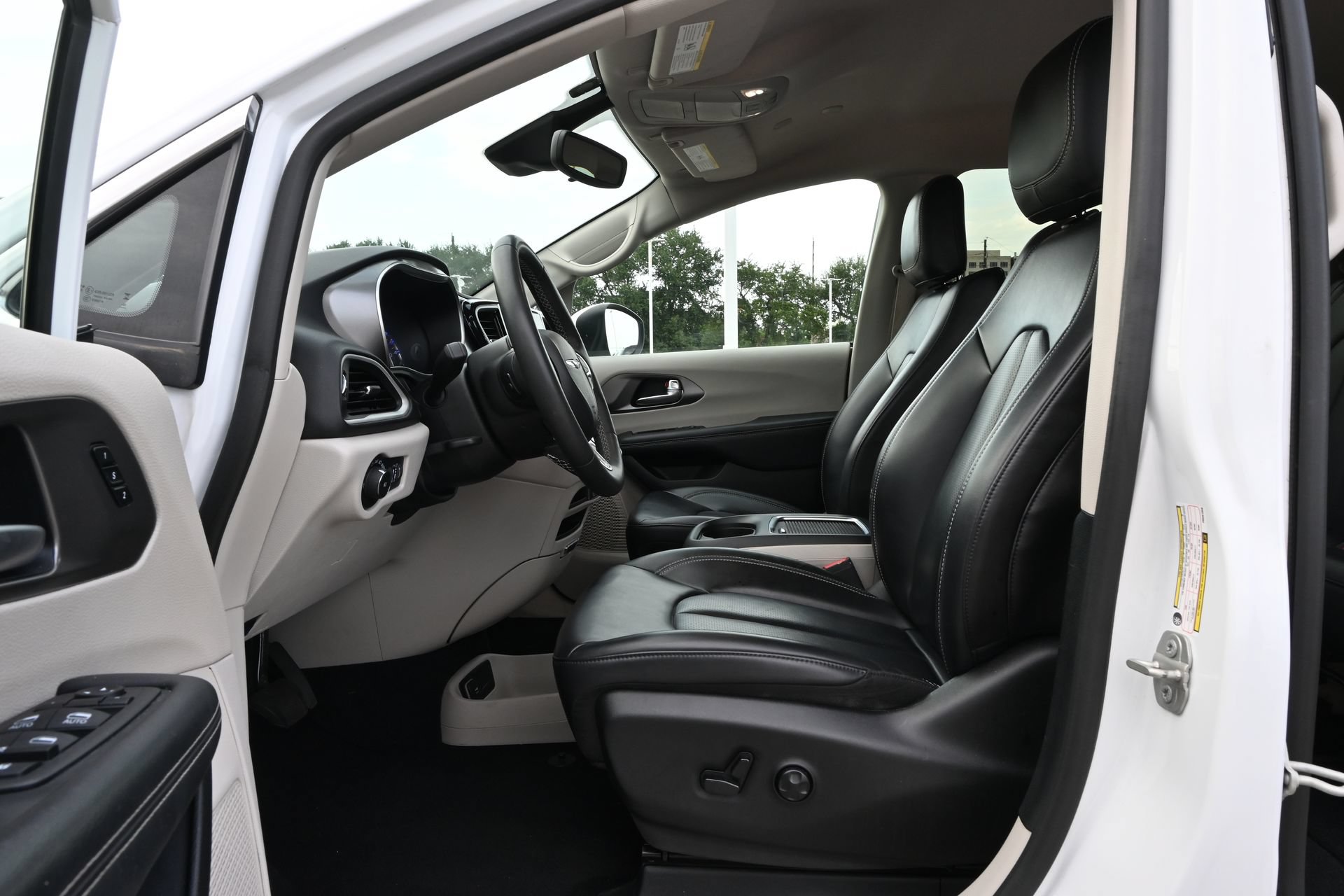 Used 2023 Chrysler Pacifica Touring-L FWD image 19