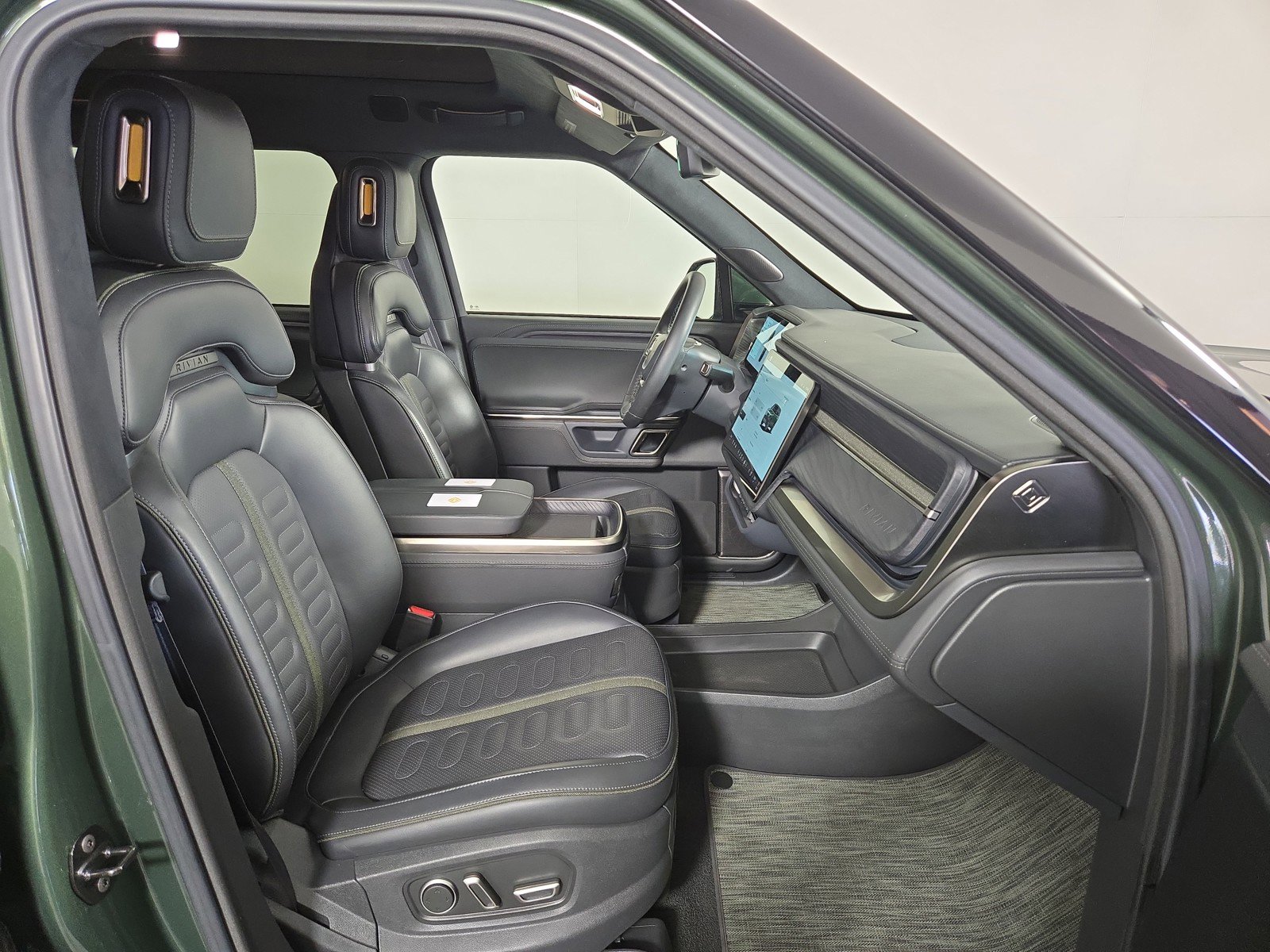 Used 2024 Rivian R1S Adventure AWD/4WD image 24
