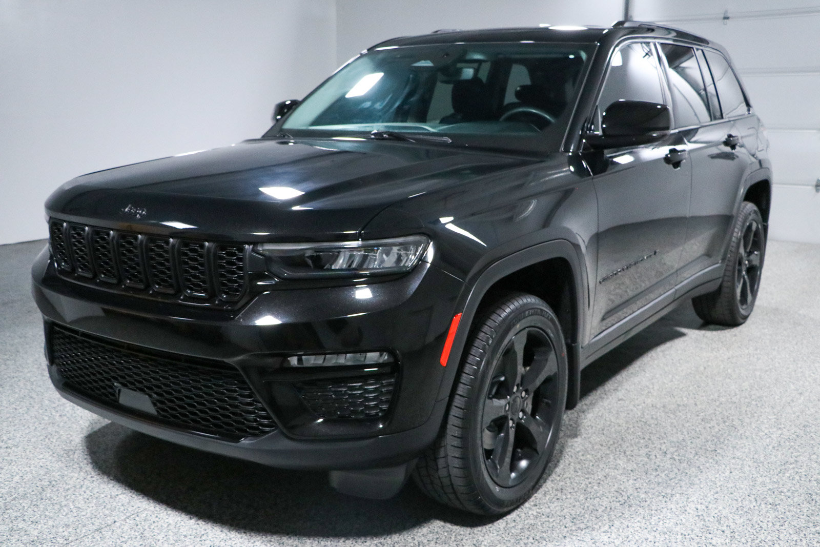 Used 2023 Jeep Grand Cherokee Limited w/ Black Appearance Package AWD/4WD image 28