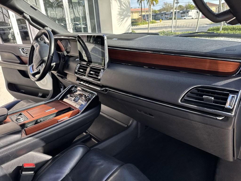Used 2020 Lincoln Navigator L Reserve w/ Luxury Package AWD/4WD image 32