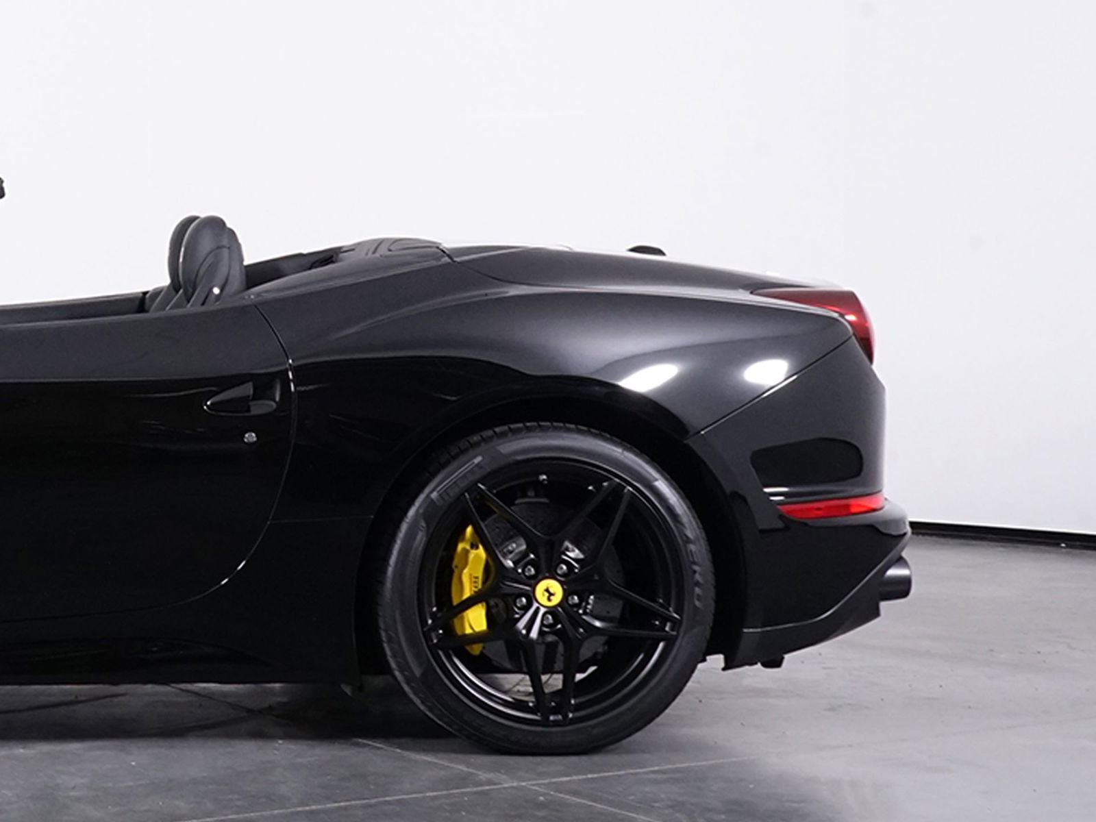 Used 2016 Ferrari California T image 15