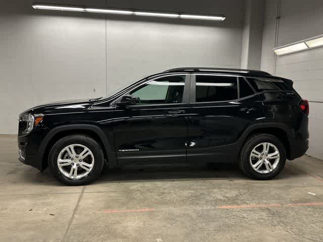 Used 2022 GMC Terrain SLE w/ Driver Convenience Package AWD/4WD image 2
