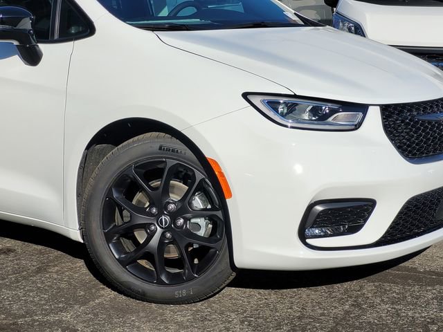 New 2026 Chrysler Pacifica Select w/ S Appearance Package image 3