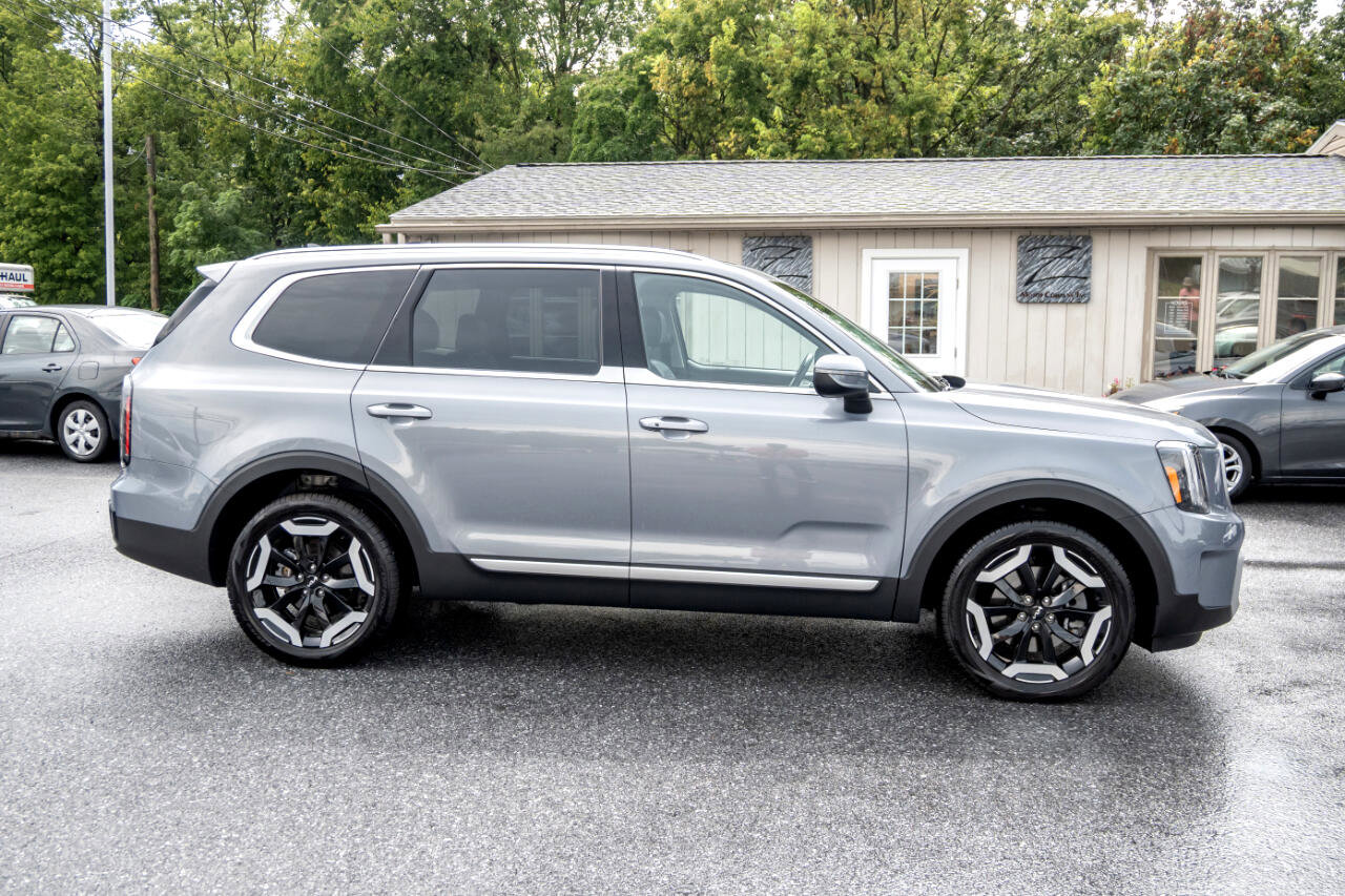 Used 2024 Kia Telluride EX w/ EX Captain's Chair Package image 12
