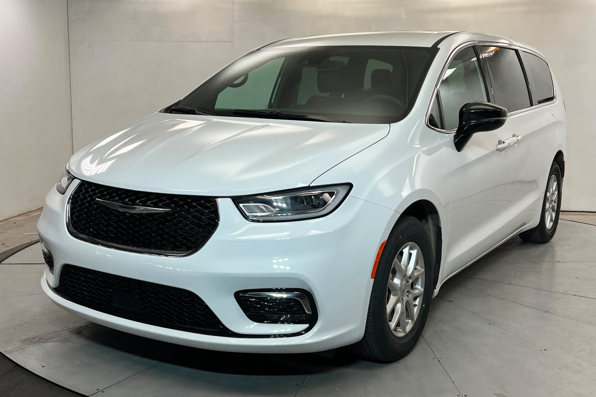 Certified 2025 Chrysler Pacifica Select FWD image 1