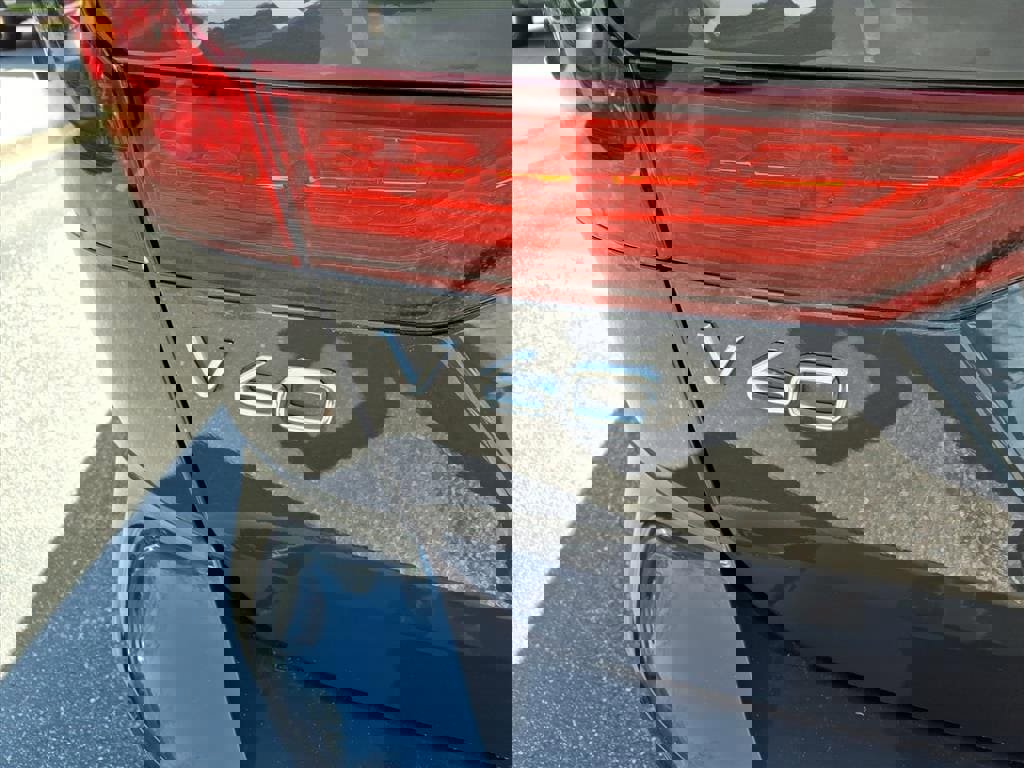 Certified 2025 Volvo V60 B5 Cross Country Plus image 5