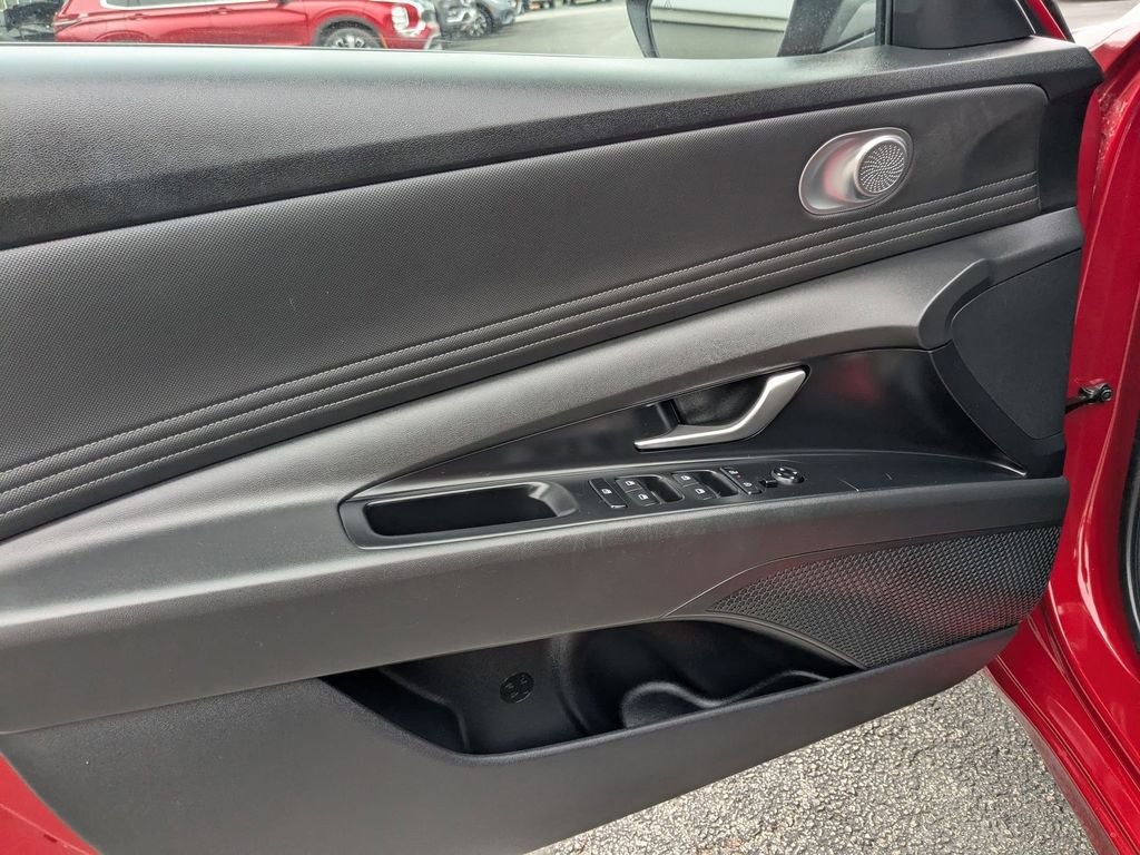 Used 2025 Hyundai Elantra SEL image 13