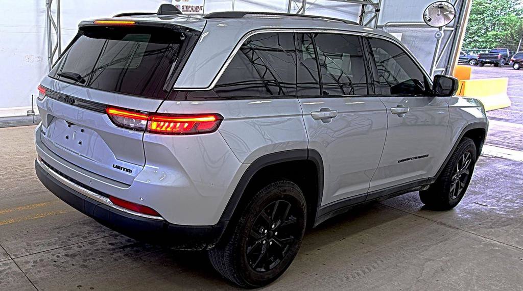Used 2022 Jeep Grand Cherokee Limited AWD/4WD image 4