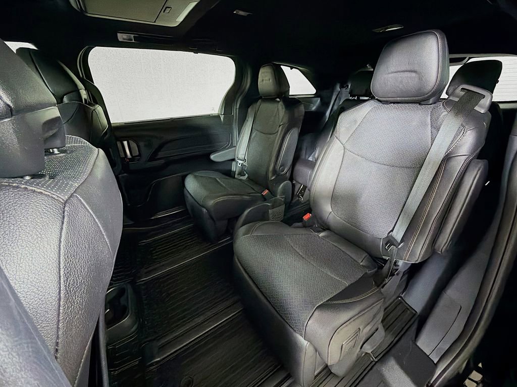 Used 2025 Toyota Sienna Limited image 20