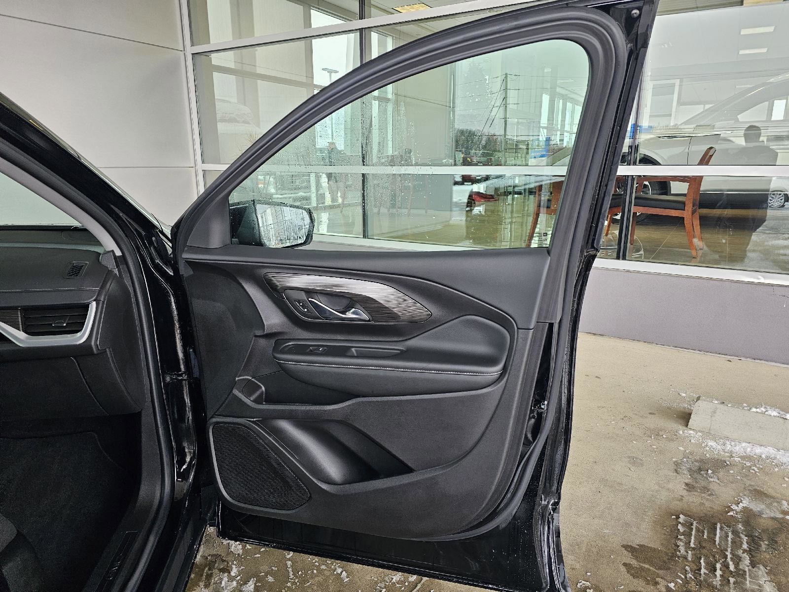 Used 2024 GMC Terrain SLE w/ Driver Convenience Package image 11