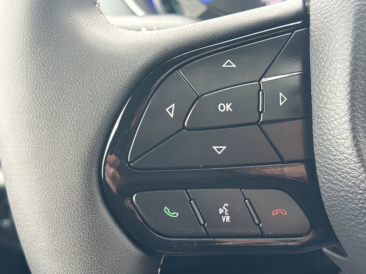 Used 2025 Chrysler Pacifica Premium image 31