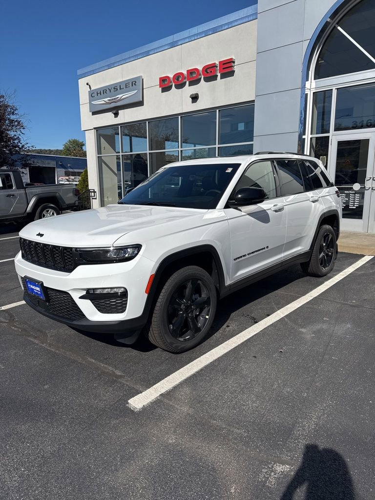 New 2025 Jeep Grand Cherokee Limited w/ Black Appearance Package image 2