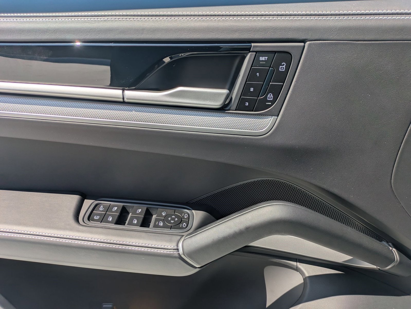 New 2025 Porsche Cayenne E-Hybrid image 13