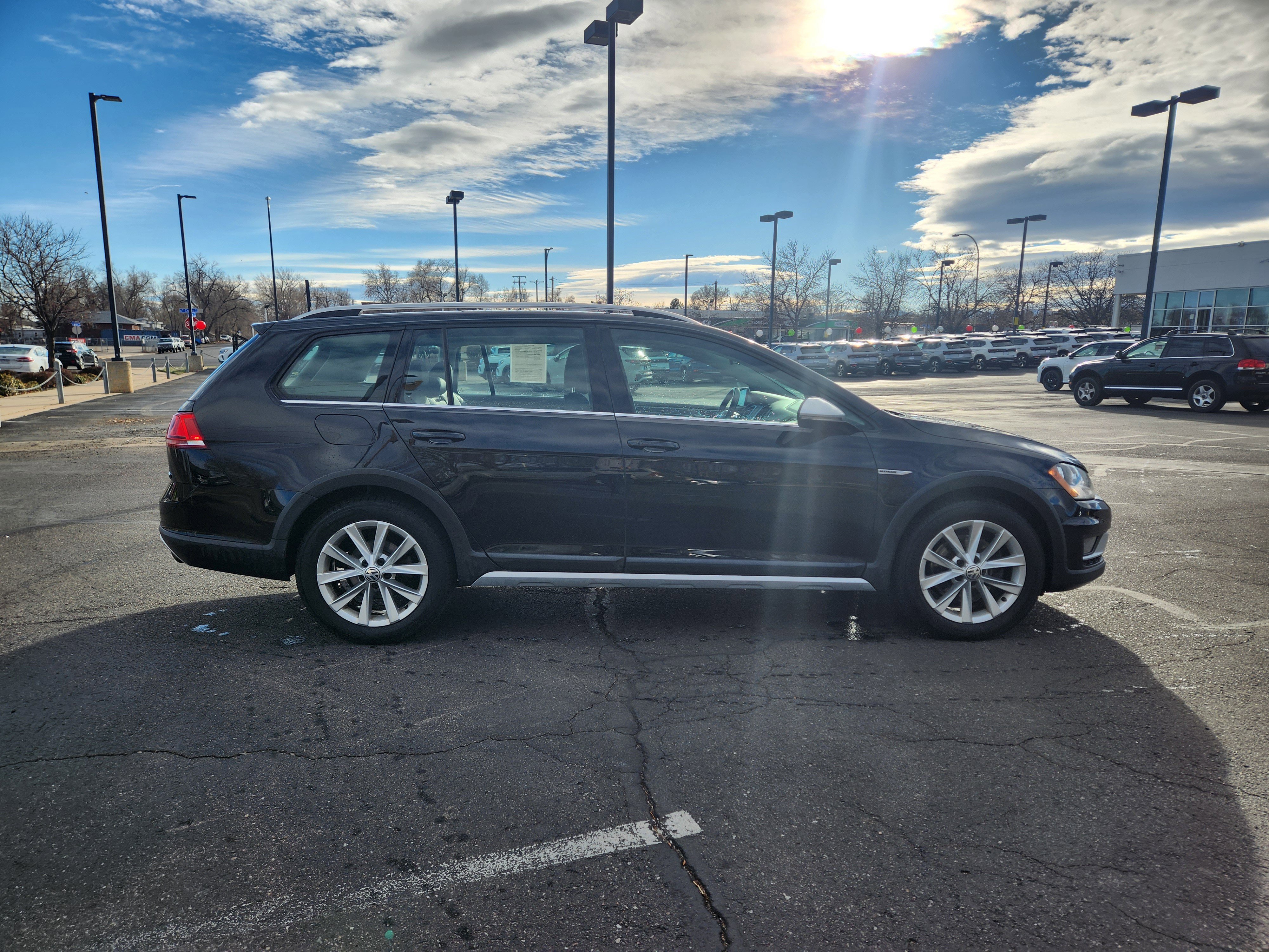 Used 2017 Volkswagen Golf Alltrack S image 9