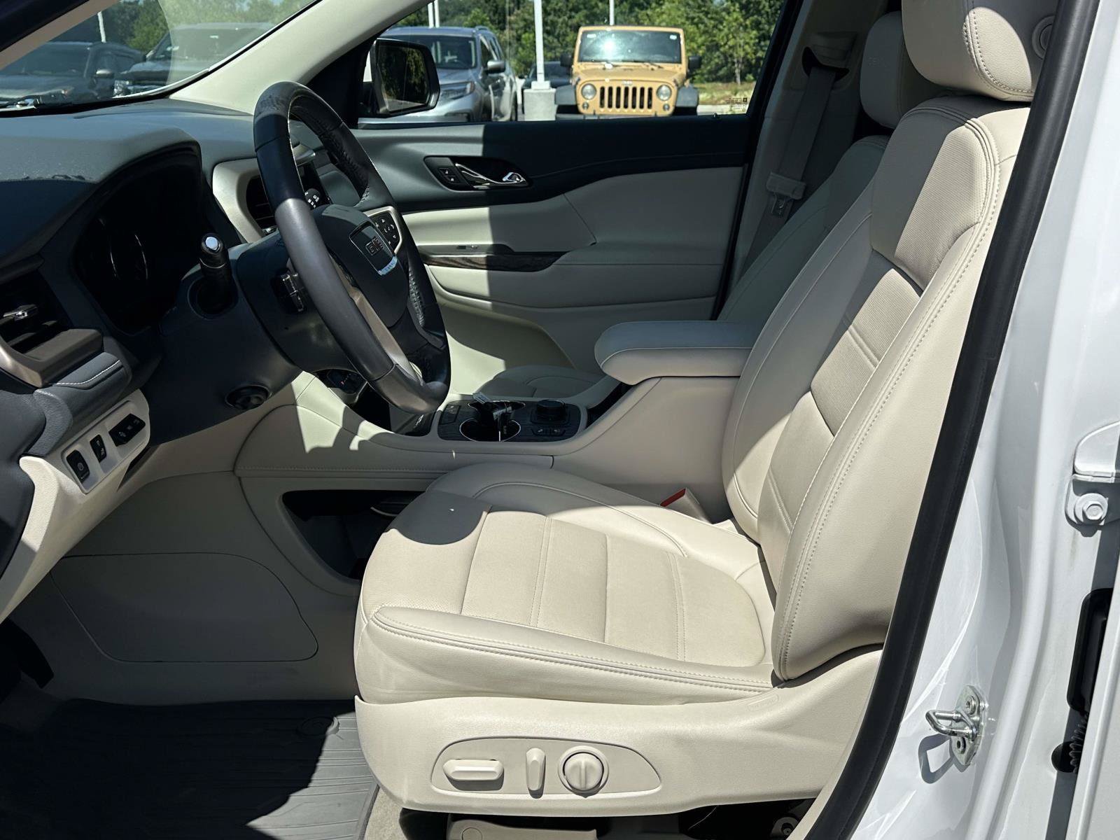 Used 2021 GMC Acadia Denali w/ Denali Technology Package FWD image 4