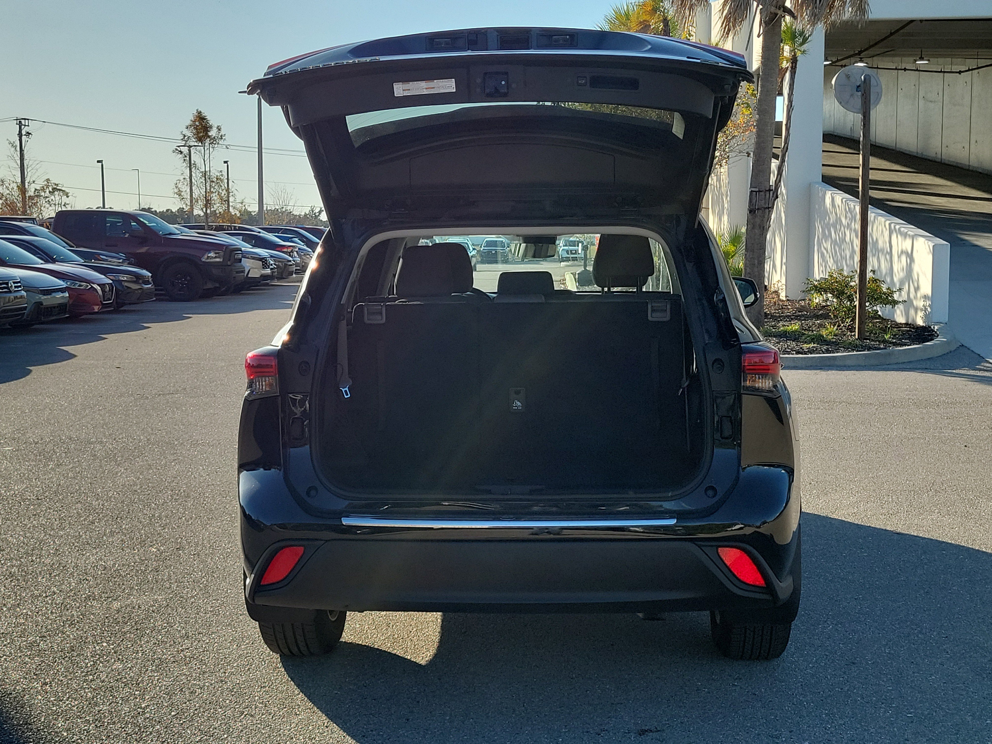 Used 2023 Toyota Highlander LE image 6