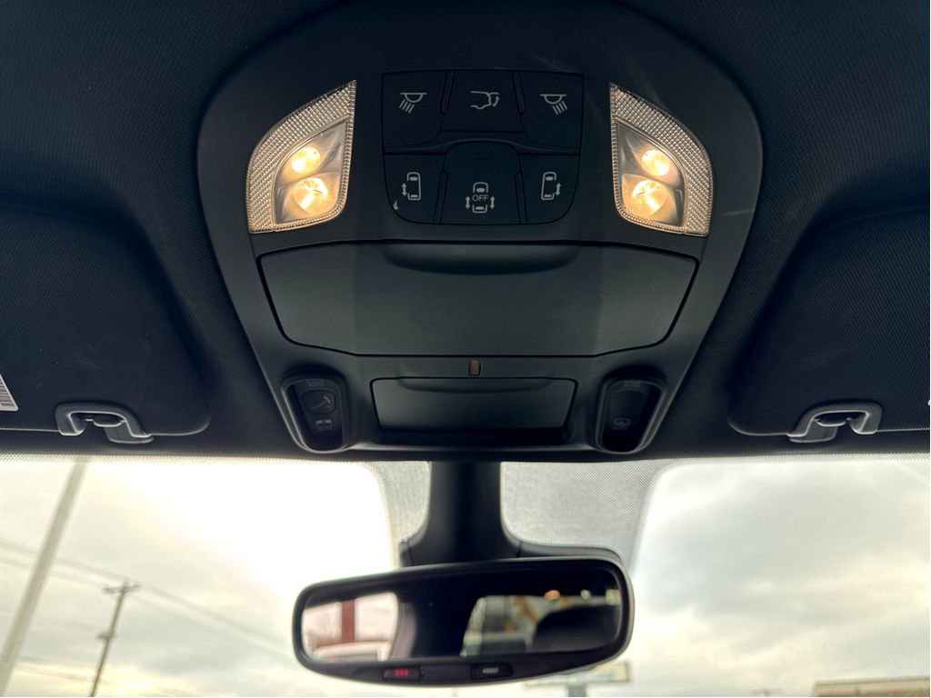 Used 2025 Chrysler Pacifica Limited image 24