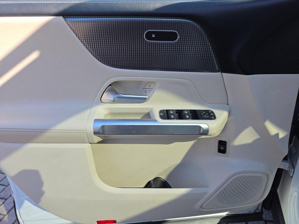 Used 2022 Mercedes-Benz GLB 250 image 27