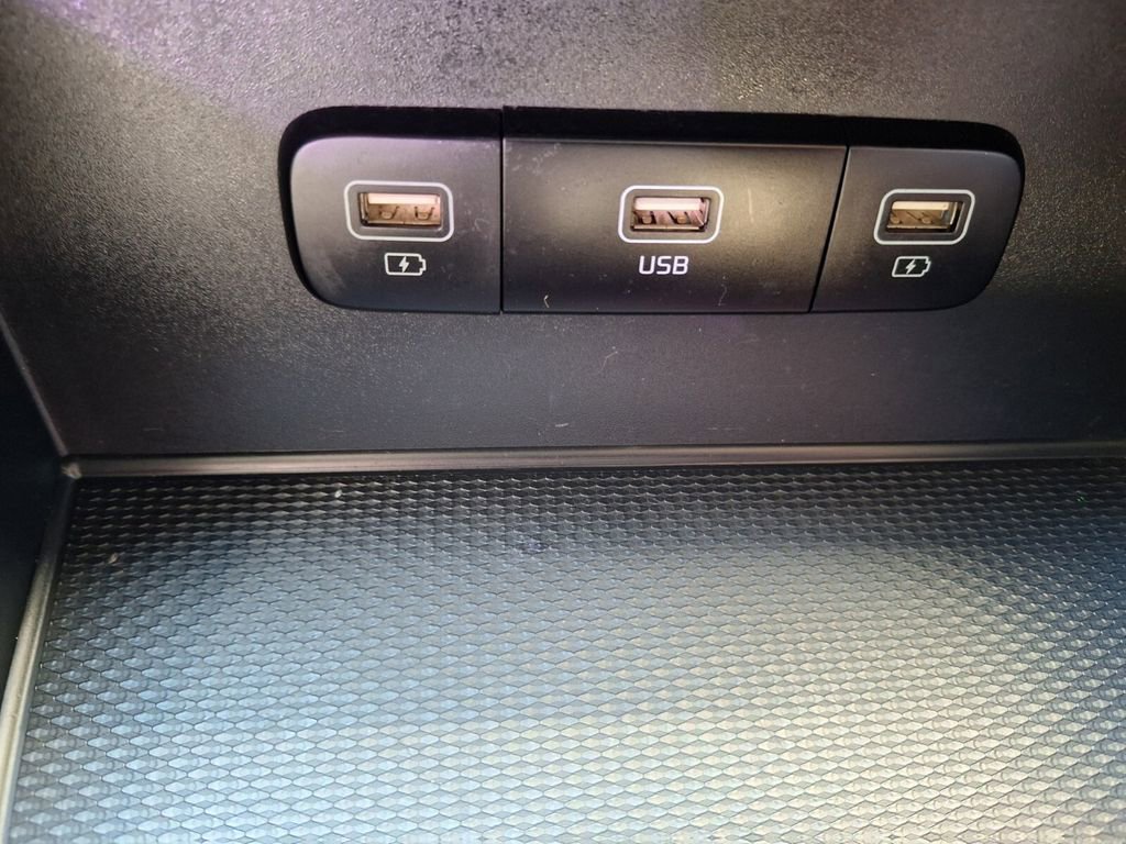 Used 2023 Kia Carnival LX image 17