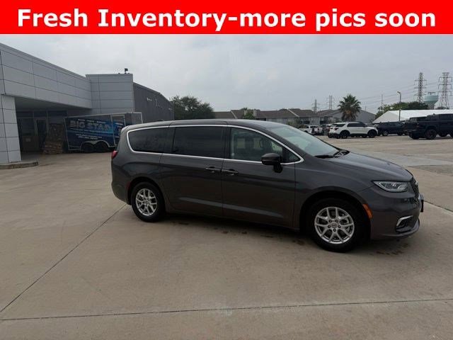 Used 2023 Chrysler Pacifica Touring-L FWD image 2