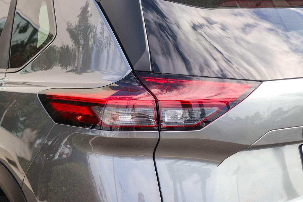 Used 2023 Nissan Rogue SV FWD image 9