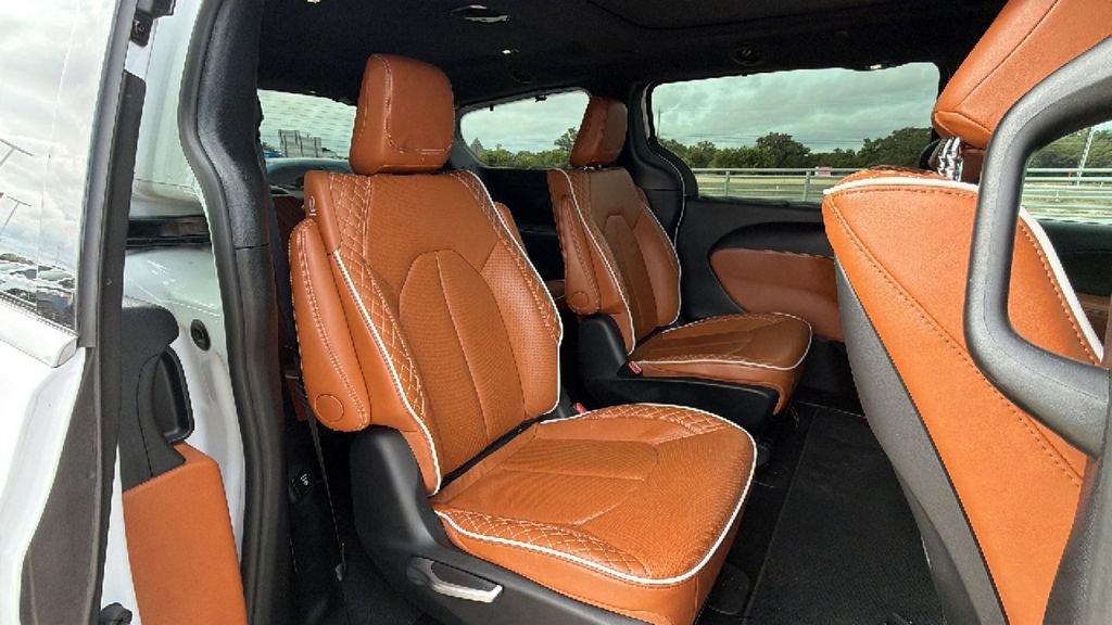 Used 2025 Chrysler Pacifica Pinnacle FWD image 27