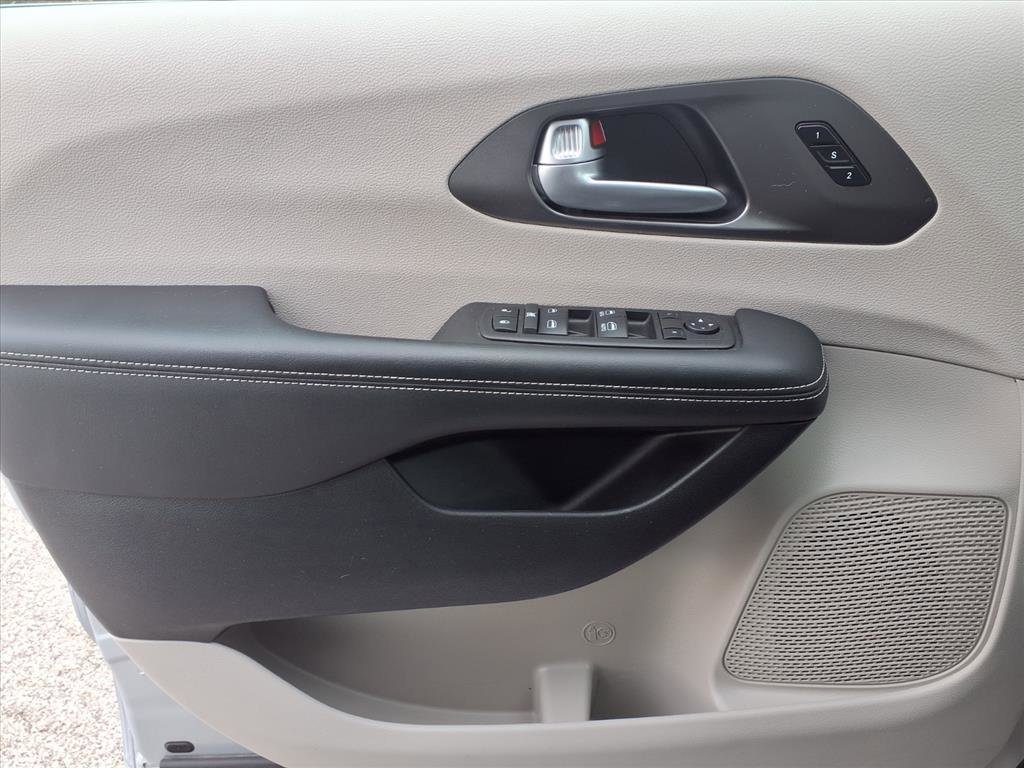 Used 2024 Chrysler Pacifica Touring-L image 23