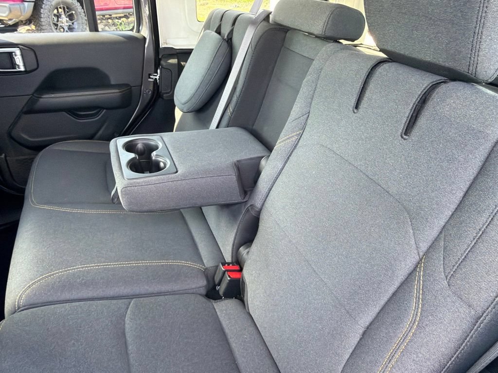 Used 2025 Jeep Wrangler Unlimited Sahara AWD/4WD image 17