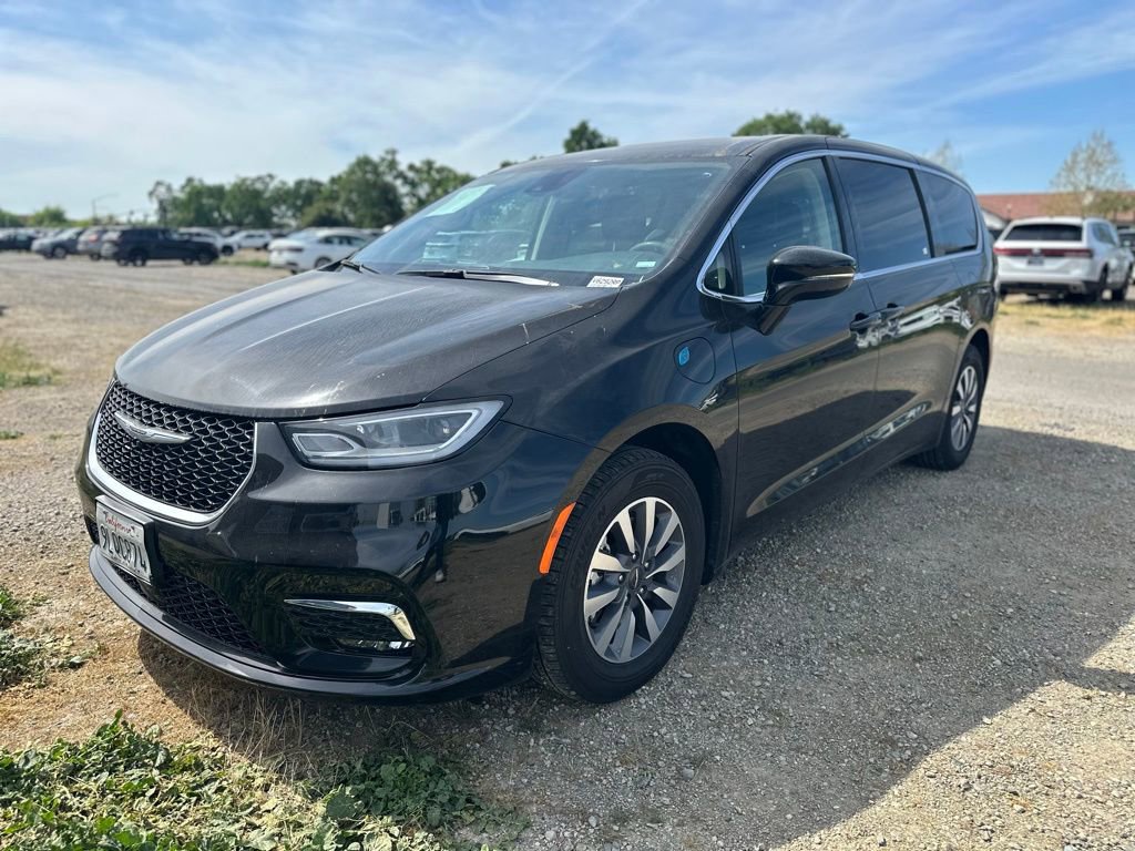 Used 2024 Chrysler Pacifica Select image 3