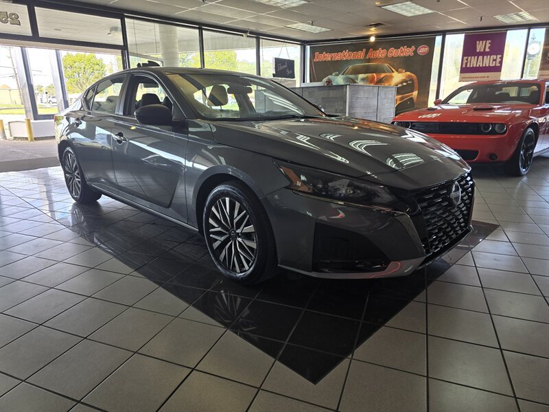 Used 2025 Nissan Altima 2.5 SV FWD image 3