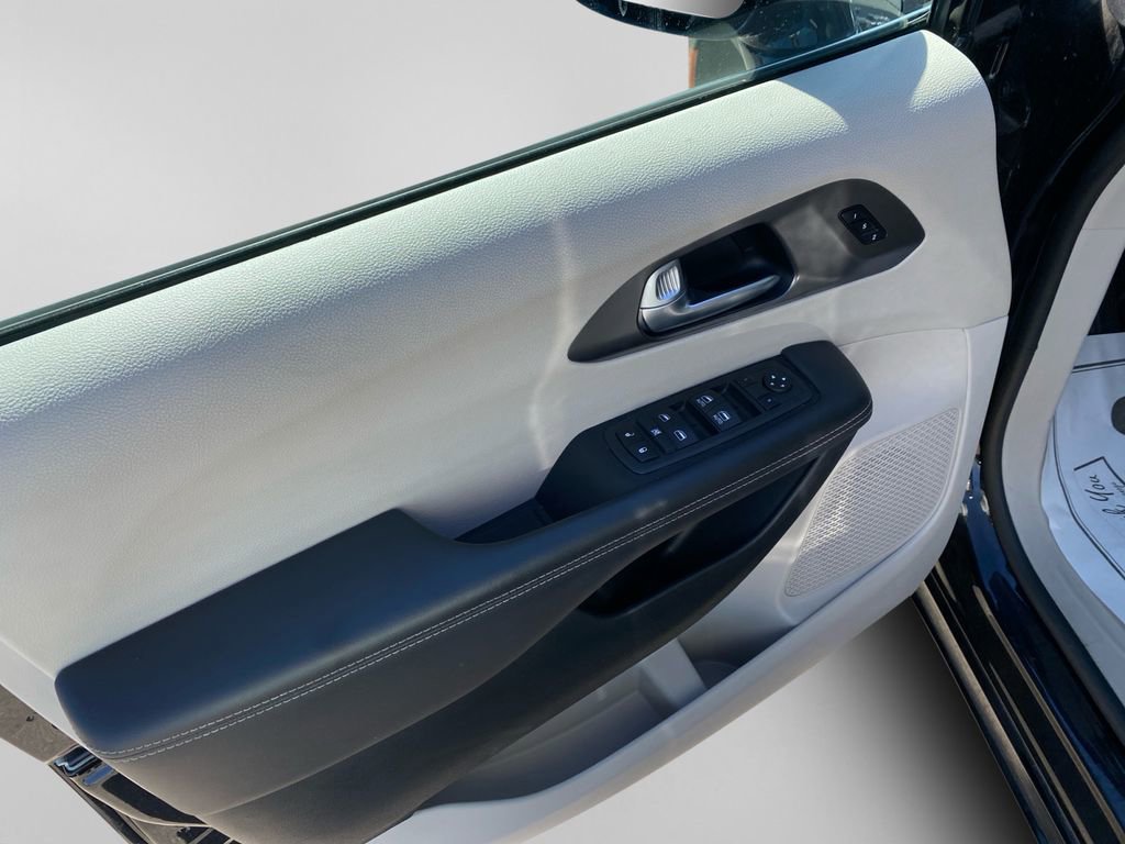 Used 2024 Chrysler Pacifica Select image 14
