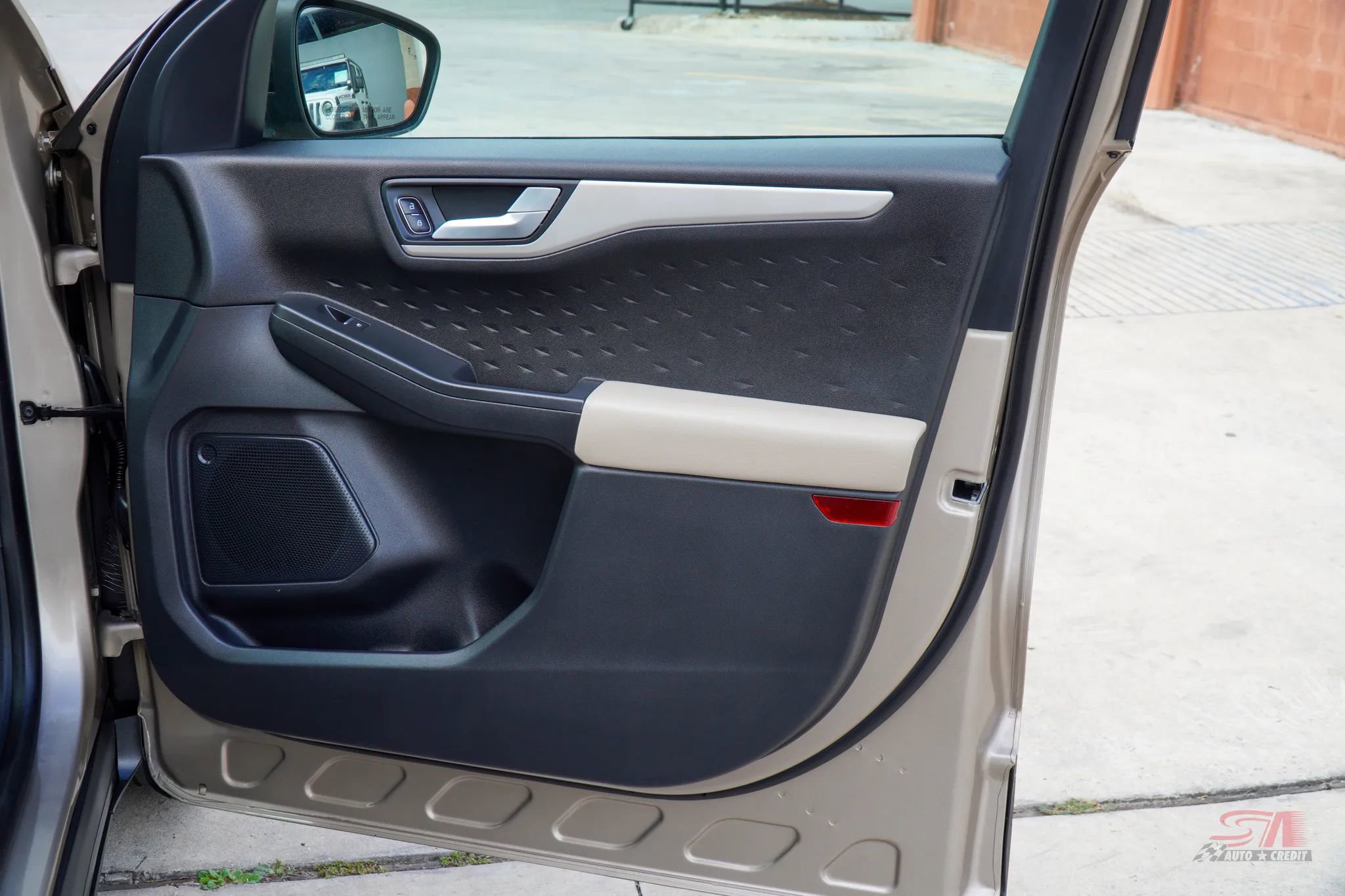 Used 2020 Ford Escape SE Sport image 17