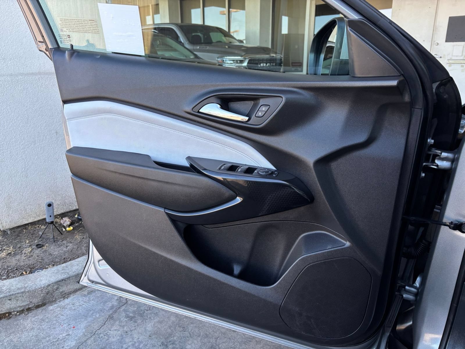 Used 2025 Chevrolet Trax LT w/ LT Convenience Package FWD image 15
