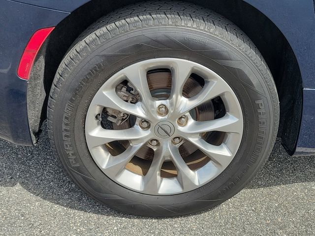 Used 2022 Chrysler Pacifica Touring-L image 5