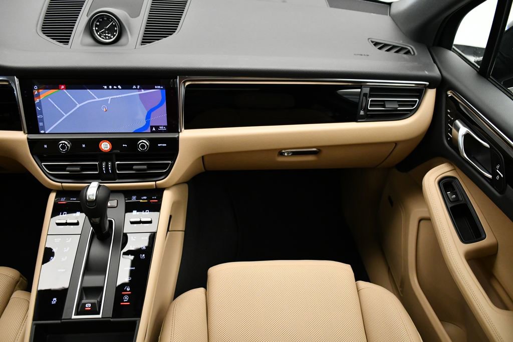 Certified 2025 Porsche Macan image 24