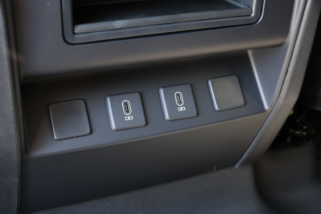 New 2026 Land Rover Defender 110 X-Dynamic SE AWD/4WD image 28