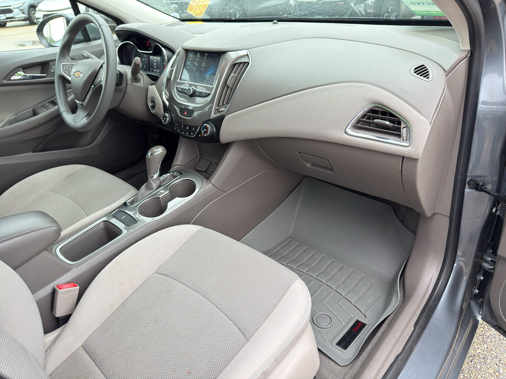 Used 2018 Chevrolet Cruze LT w/ Convenience Package FWD image 33