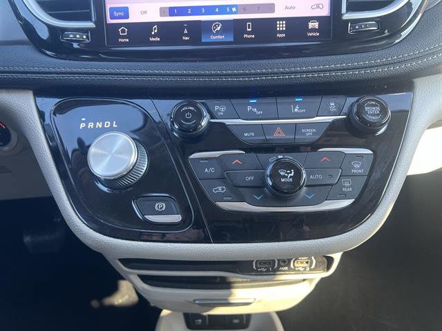 Used 2021 Chrysler Pacifica Touring-L image 16