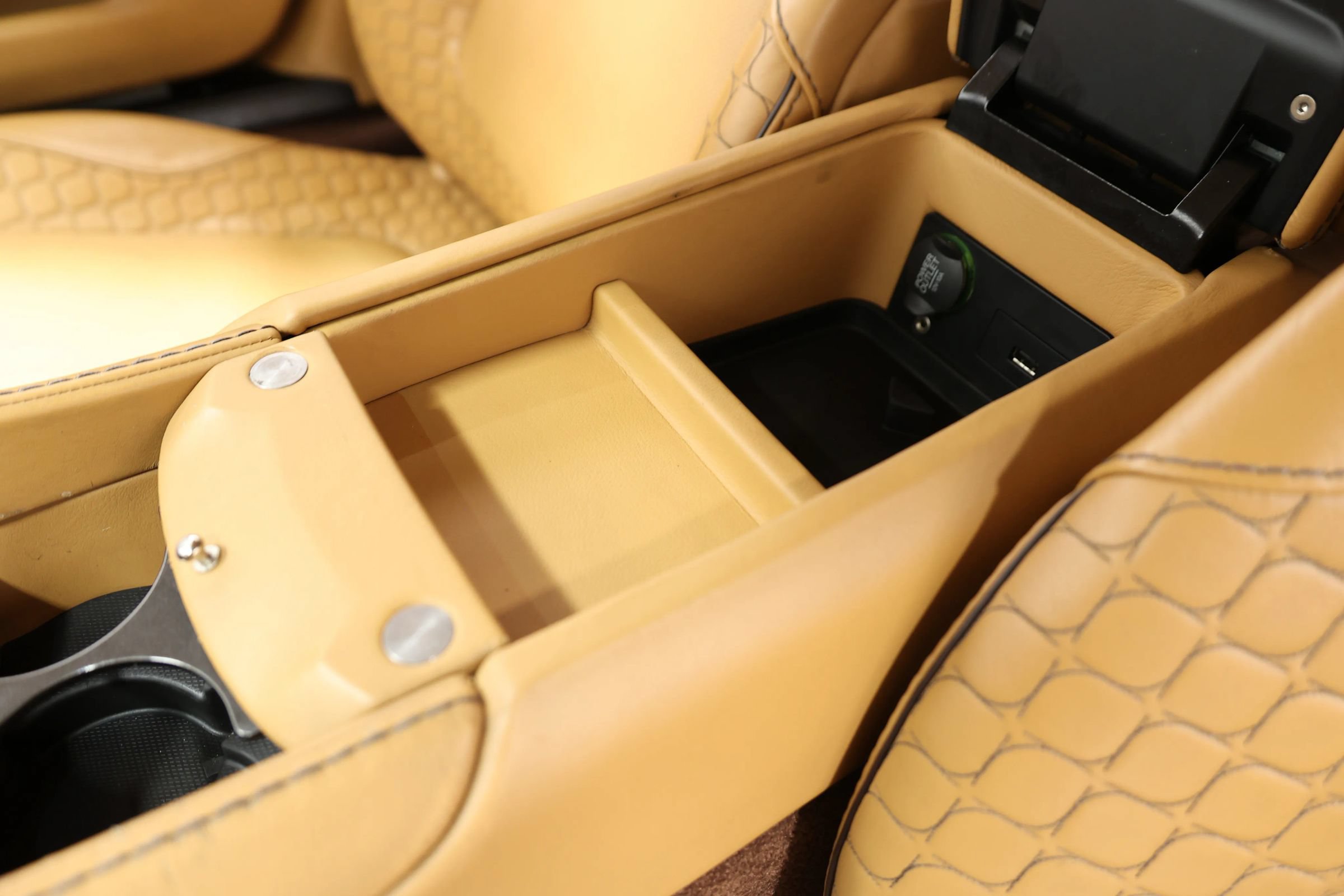Used 2015 Aston Martin Vanquish Volante RWD image 22