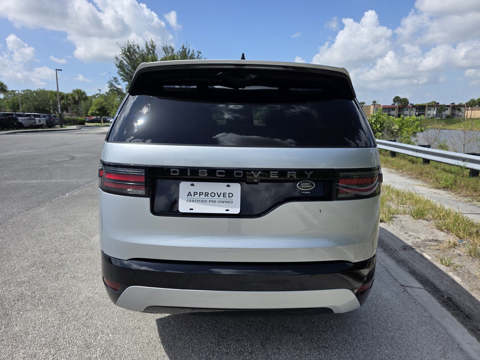 Certified 2023 Land Rover Discovery HSE R-Dynamic AWD/4WD image 6